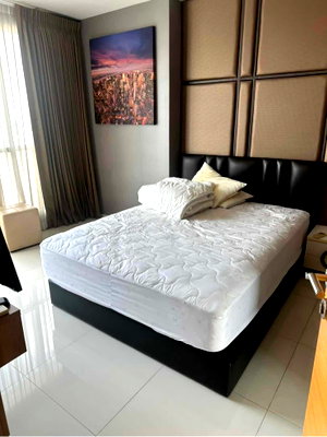Condos for rent : Condo for Rent Next to MRT Huai Khwang | High Floor Corner Unit with Stunning View