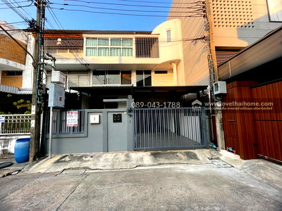 ทาวน์โฮม ถนนนราธิวาสราชนครินทร์ : ขายทาวน์โฮม 3 ชั้น ถนนจันทน์16 หมู่บ้านจันทรานิเวศน์ พื้นที่ 30 ตรว. ใกล้ BTS สุรศักดิ์ ขายเพียง 21.5 ล้านบาท ตกแต่งด้วยวัสดุเกรด Premium 