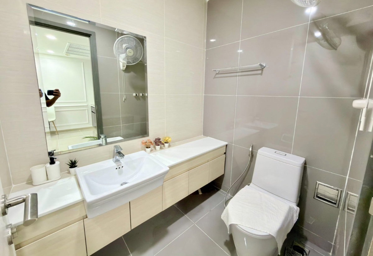picture The Rich Sathorn -                Taksin  - 11/12