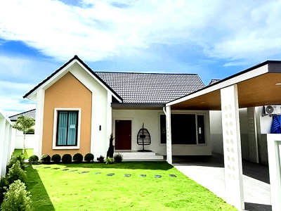 Houses for sale Chonburi : Corner House for Sale Na Kluea Pattaya Wide Land Plot