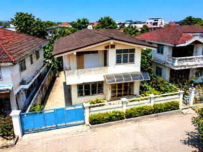 Houses for sale Kamnan Maen Road : An old house in a prime location – an opportunity for those who see it! 54 sq.w. Chokchai 4, near the Yellow Line BTS.
