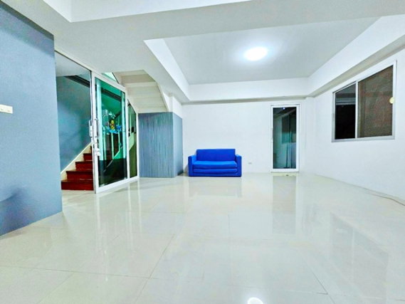 รูป ใกล้ เซ็นทรัลอีสต์วิลล์ 400 ม. ถ.ลาดพร้าว71นาคนิวาส12-22 บ้าน 4 ชั้น หน้ากว้าง 8 เมตร 4นอน 3 น้ำ ถนนประดิษฐ์มนูธรรม 28 ตร.ว. 450 ตร.ม. - รูปที่ 2/8