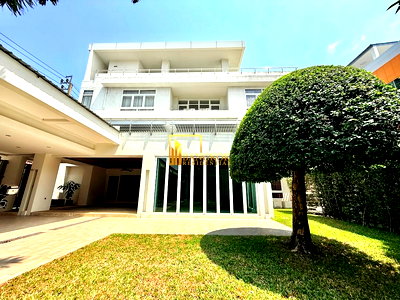 เช่าบ้านเดี่ยว เขตพระโขนง : Incredible 6 Bedroom House For Rent in Phra Khanong Area - BR28166SH