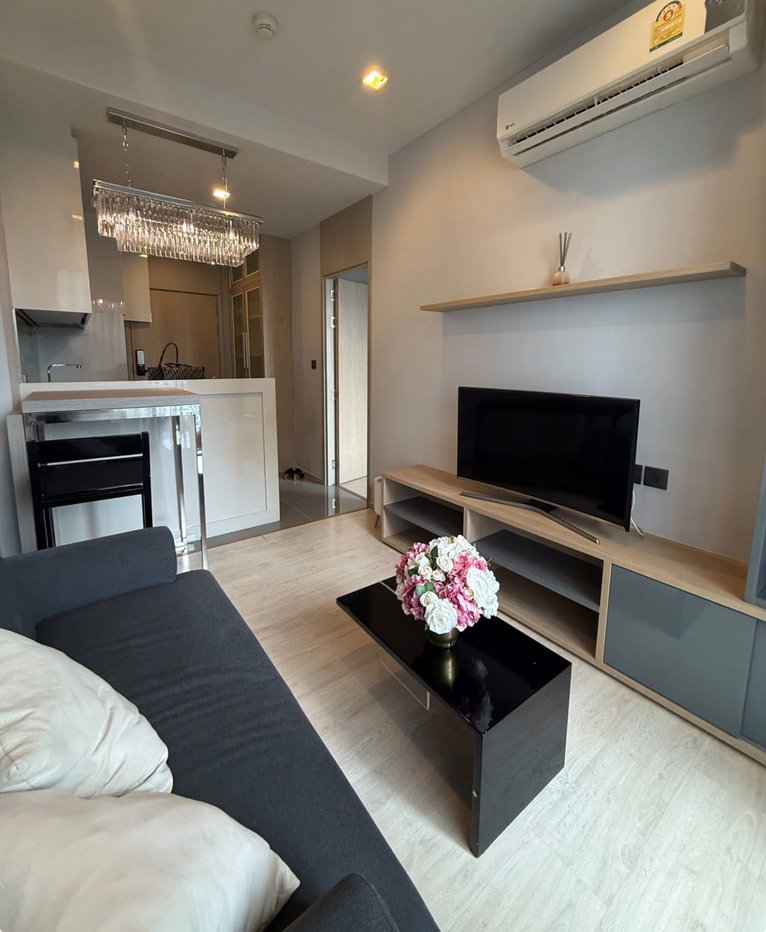 picture M Thonglor                      10 - 2/12