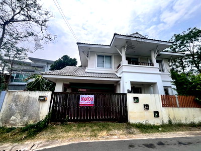 Houses for sale Bangkok : For sale: Detached house with well-designed living space in a location surrounded by schools, markets, hospitals, shopping malls. | No. 93315