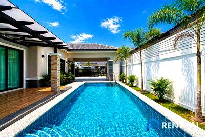บ้านเดี่ยว ชลบุรี : บ้านพูลวิลล่าพร้อมพื้นที่รอบบ้านในทำเลคุณภาพ