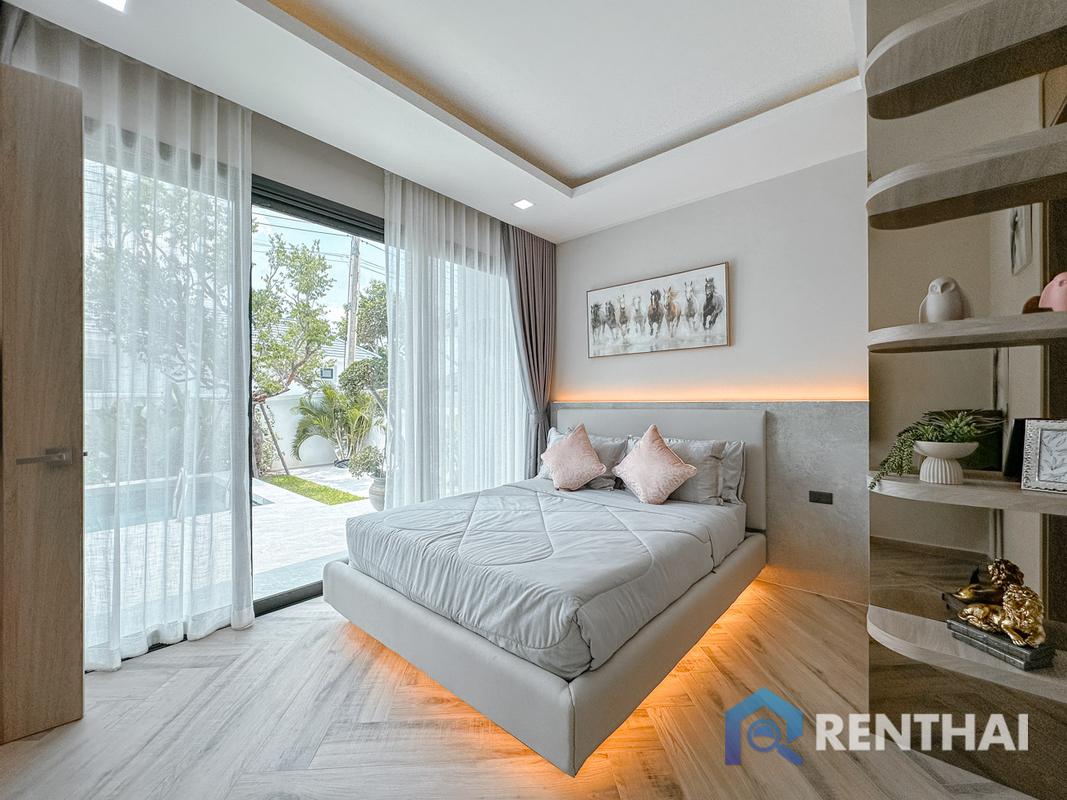 picture Spacious 5-Bedroom Luxury House in Prime Pattaya Location - 8/25