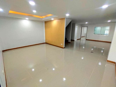 ทาวน์โฮม เขตสายไหม : ขายทาวน์เฮ้าส์ 2 ชั้น รีโนเวทใหม่พร้อมอยู่ 31.1 ตรว. 3 ห้องนอน หมู่บ้านชวนชม ซอยสายไหม 48 เขตสายไหม กรุงเทพ