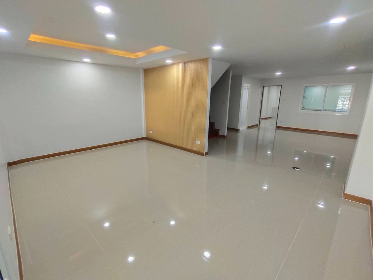 รูป ขายทาวน์เฮ้าส์ 2 ชั้น รีโนเวทใหม่พร้อมอยู่ 31.1 ตรว. 3 ห้องนอน หมู่บ้านชวนชม ซอยสายไหม 48 เขตสายไหม กรุงเทพ - รูปที่ 1/11