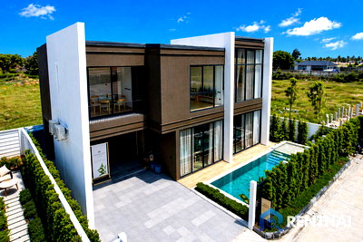 บ้านเดี่ยว ชลบุรี : รีบด่วน ราคาพรีเซลล์ เปิดขาย บ้านพูลวิลล่า สองชั้น สไตล์โมเดิร์น วิวภูเขา