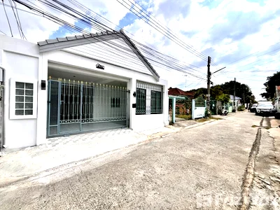 Houses for sale North Pattaya Road : 3 Bedroom House for sale at Pattaya Rungrueng Housing  6205423