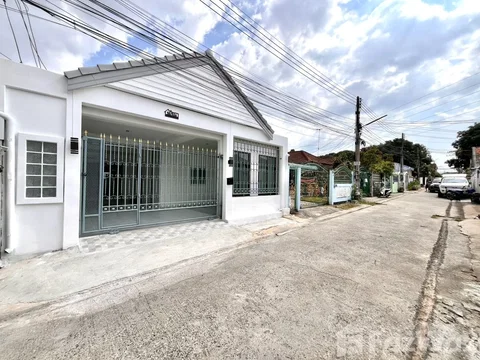 3 Bedroom House for sale at Pattaya Rungrueng Housing  6205423