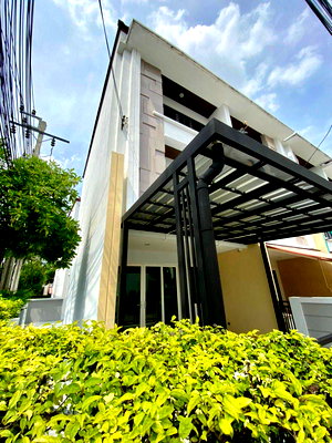 Townhouses for rent วิทยาลัยเสนาธิการทหาร : For Rent: 3-Storey Townhome at Baan Klang Muang S-Sense Rama 9–Ladprao Move-in Ready | Prime Location on Ekamai–Ramintra Expressway