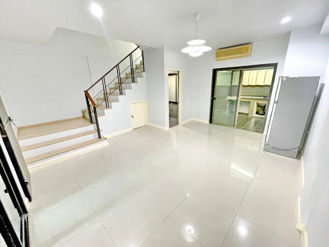 ให้เช่าโฮมออฟฟิศ 3 ห้องนอน 240 ตร.ม. 20 ตร.ว. เขตห้วยขวาง