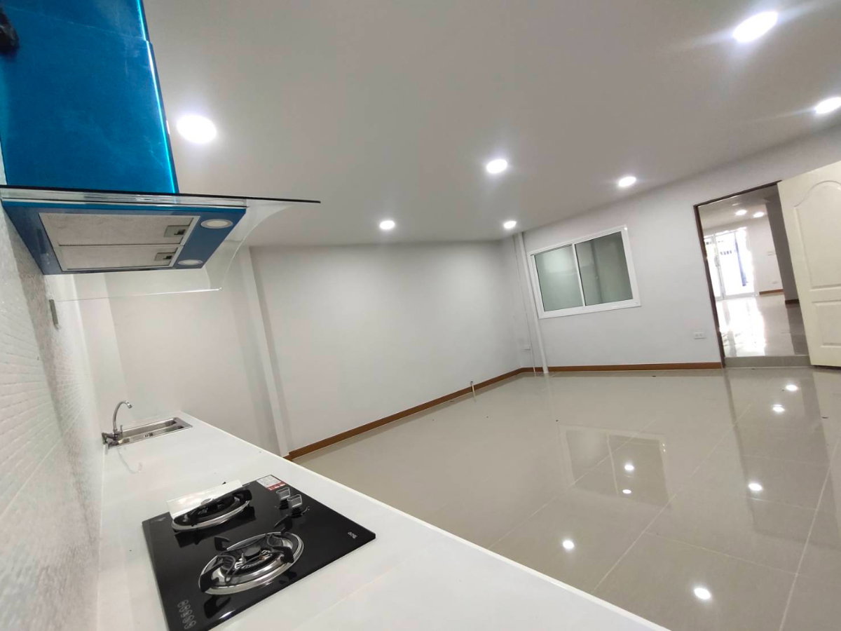 รูป ขายทาวน์เฮ้าส์ 2 ชั้น รีโนเวทใหม่พร้อมอยู่ 31.1 ตรว. 3 ห้องนอน หมู่บ้านชวนชม ซอยสายไหม 48 เขตสายไหม กรุงเทพ - รูปที่ 4/11