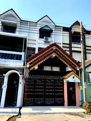 Townhouses for rent Bangkok : For rent: 3-story townhouse in Nak Niwat 2. 4 bedrooms, 3 bathrooms, 1 living room. Thai kitchen and Western kitchen. Fully furnished.