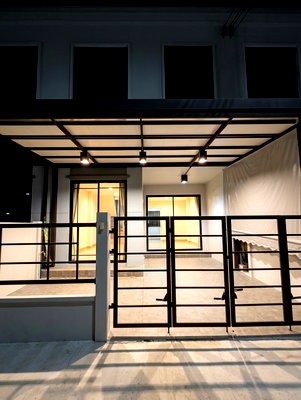 Townhouses for sale วิทยาลัยเทคนิคปทุมธานี : Urgent sale! 2-story townhome "Pleno Rangsit" for only 1.99 million baht.