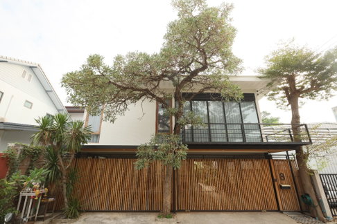 WS7316 🔥 For Rent: Detached house in Chokchai 4, suitable for a home office, near the BTS Skytrain. Only 75,000 THB/month.