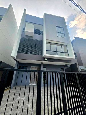 Houses for sale Bangkok : sss545 For Sale: Feel Town Ladprao 101, a modern 3-story detached house near the Yellow Line MRT, Ladprao 101 Station.