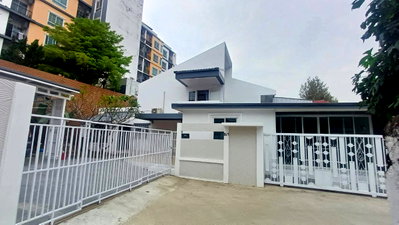 Houses for rent Chiang Mai : Large detached house for rent in the heart of Chiang Mai. 6 bedrooms | 5 bathrooms