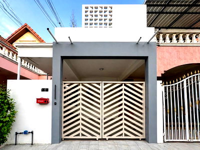 Townhouses for rent Chonburi :  For Rent  Townhouse in Soi Khao Noi   3 Beds 2Bath 
