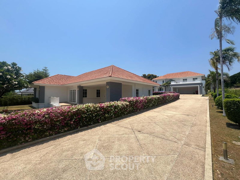 Houses for sale : 7-BR Mansion on Palm Hills Golf Course (ID 2839104)