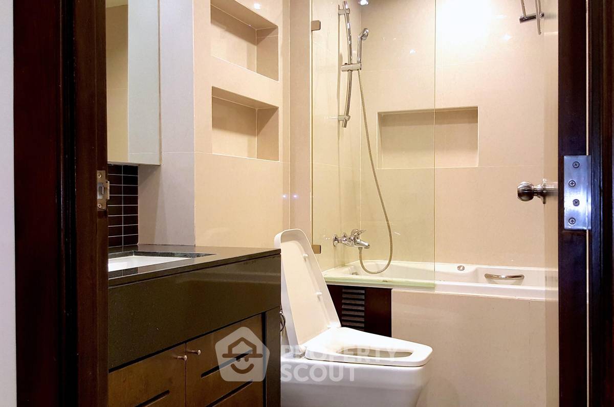 picture 3-BR Condo at Sathorn Gardens near MRT Si Lom (ID 904331) - 6/11