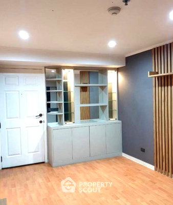 Condos for sale : 2-BR Condo at Lumpini Ville Phahol-Suthisarn near BTS Saphan Khwai (ID 2812002)
