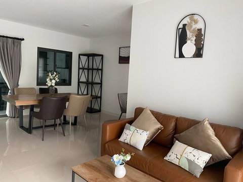 Code: NPG297 🏡 บ้านเช่าบางนา ใกล้ Mega Bangna | ใกล้โรงเรียนนานาชาติ บ้าน Pleno สุขุมวิท-บางนา 3 | 🐶เลี้ยงสัตว์ได้ | บ้านหน้าสวน