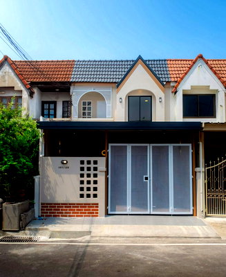 Townhouses for sale  Kasintorn Saint Peter School : Townhouse for sale : Buathong 2 Village (Soi 22) Size: 20 square wah. 3 bedrooms 2 bathrooms, Fully furnished