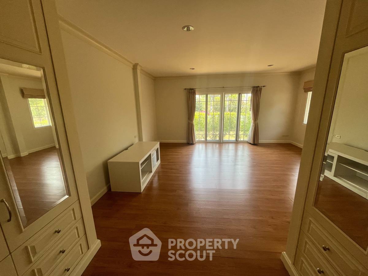 picture 7-BR Mansion on Palm Hills Golf Course (ID 2839104) - 34/41