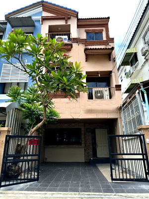 ทาวน์โฮมให้เช่า : ✨ Townhome  ทำเลเหม่งจ๋าย – ลาดพร้าว 80 บ้านสวย บรรยากาศดี เงียบสงบ เป็นส่วนตัว เหมาะสำหรับอยู่อาศัยหรือทำ Home Office  หลังมุม พร้อมอยู่