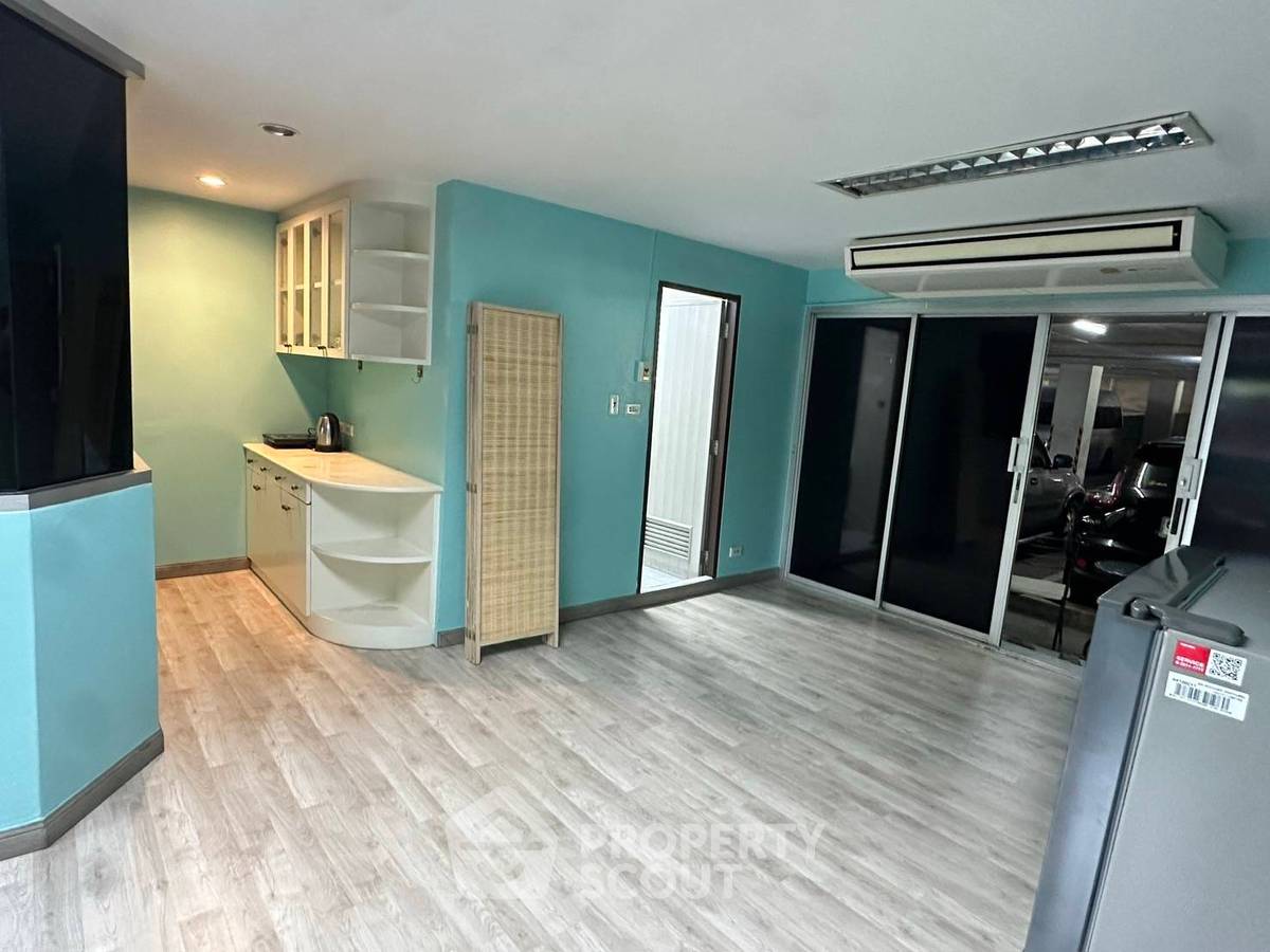 รูป คอนโด 1-ห้องนอน ที่ เฟิร์สทาวเวอร์ คอนโดมิเนียม ใกล้ BTS เพลินจิต (ID 2446420) - รูปที่ 3/6