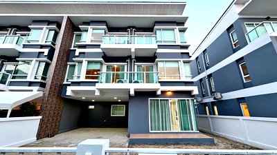 Twin houses for rent Bangkok : R2992 For rent: 3-storey semi-detached house, fully furnished, located at the end of Mittraphap 1 Village, Onnut 46 – Srinakarin 36 (available now).