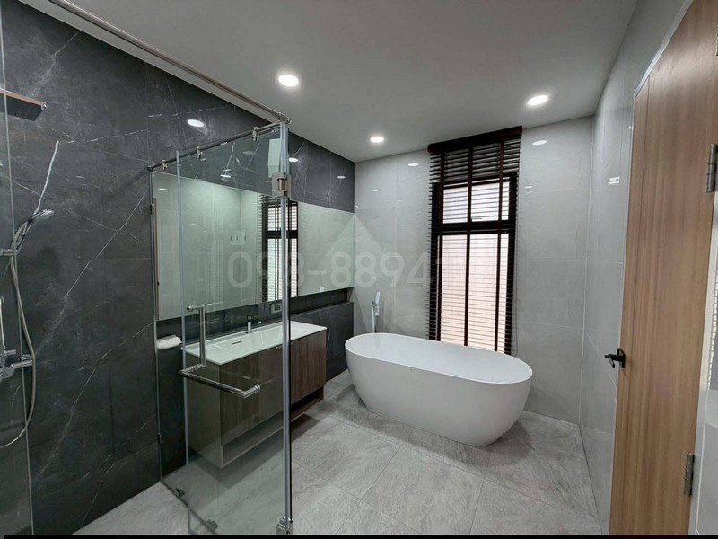 รูป ขายบ้านหลังใหญ่ 3 ชั้น ปรีชา รามคำแหง กรุงเทพกรีฑา เนื้อที่ 66 ตรว 4นอน 5น้ำ พร้อมลิฟท์ส่วนตัว ติดถนนกรุงเทพกรีฑา - รูปที่ 7/8