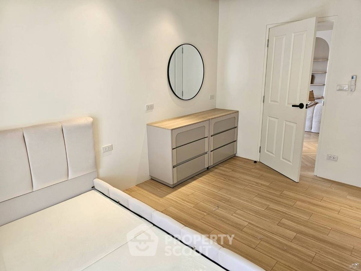 picture High-Floor 3-BR 200 Sqm Las Colinas Near BTS Asoke (100m) (ID 2843305) - 10/19