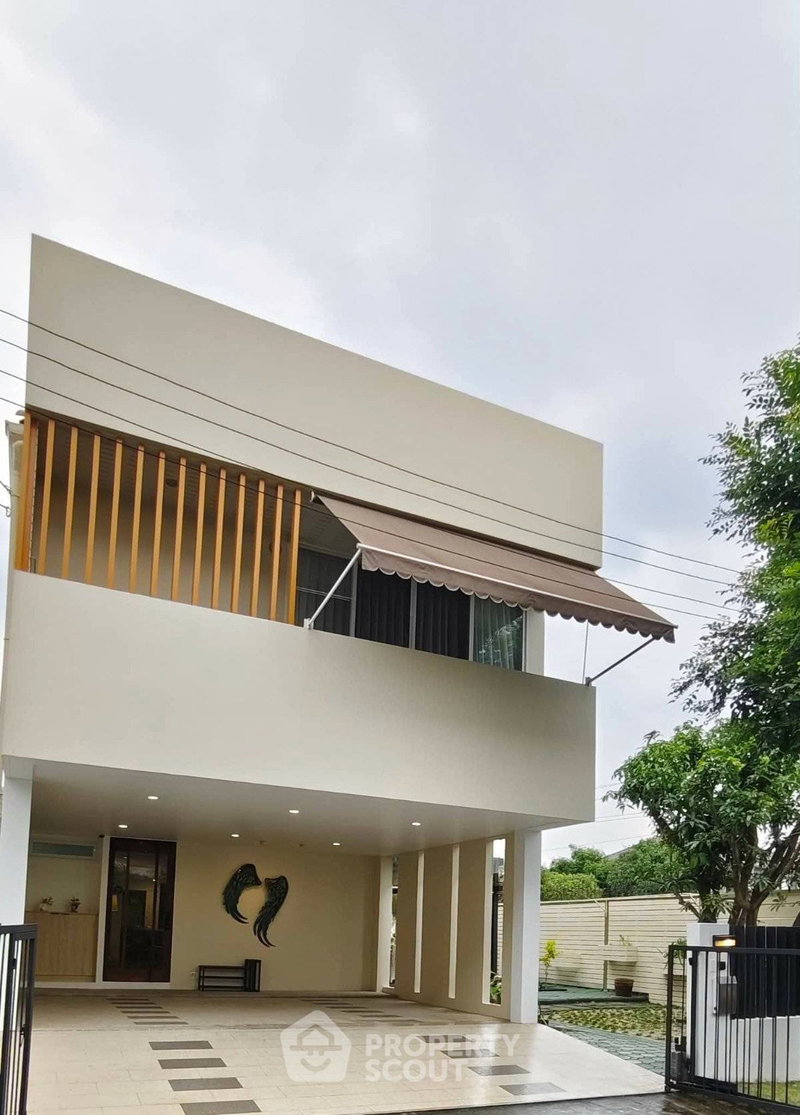 Houses for rent : Pet-Friendly 4-BR House Courtyard Villa Rama 9 (Wongwaen) (ID 2836686)