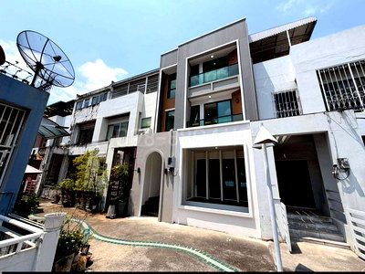 Townhouses for sale Bangkok : FOR SALE  TOWNHOUSE PROPERTY  13900000 BAHT.