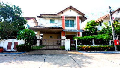 Houses for sale JAS green village - Kubon : Private Lake Garden: A house with a tranquil atmosphere, convenient location, and close to amenities.