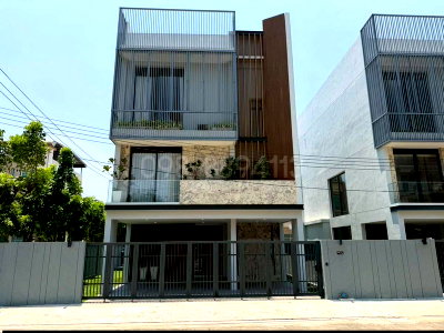 ขายบ้านเดี่ยว : ขายบ้านหลังใหญ่ 3 ชั้น ปรีชา รามคำแหง กรุงเทพกรีฑา เนื้อที่ 66 ตรว 4นอน 5น้ำ พร้อมลิฟท์ส่วนตัว ติดถนนกรุงเทพกรีฑา