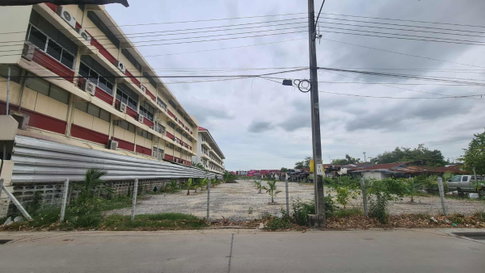 Land for sale, filled and ready to build, in a prime location on Romklao Road Soi 23, next to Debsirin Romklao School.