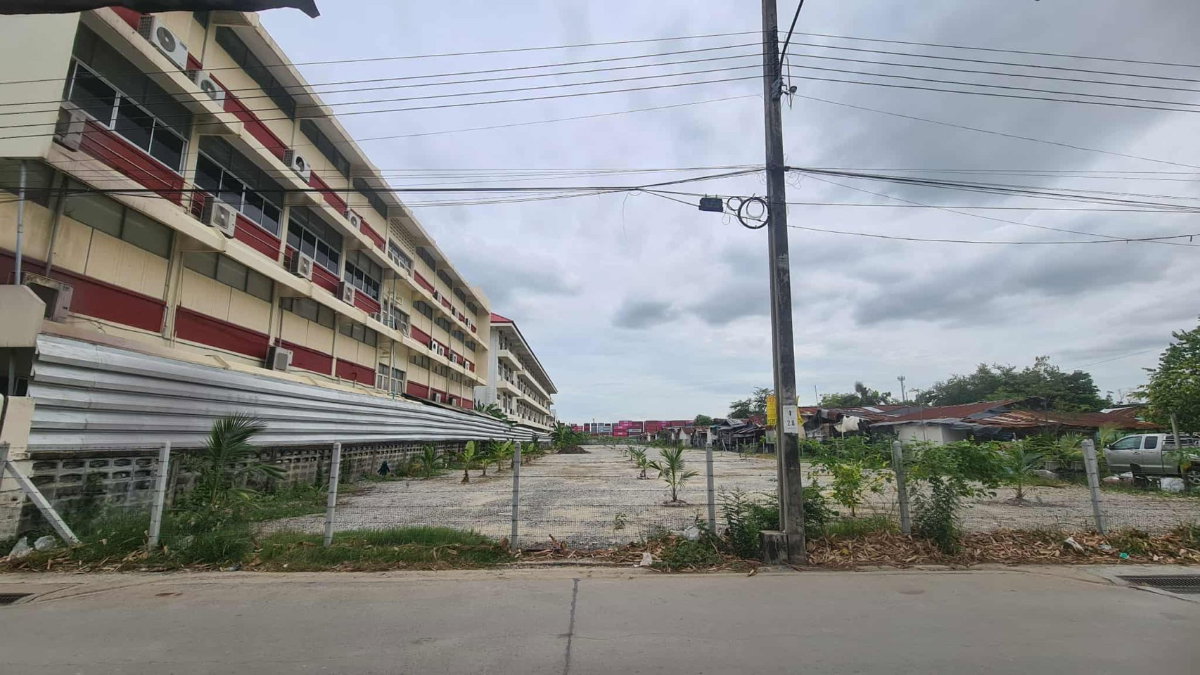 รูป ขายที่ดินเปล่า ถมเรียบร้อย ทำเลดี ถนนร่มเกล้า 23 ติดโรงเรียนเทพศิรินทร์ ร่มเกล้า เดินทางสะดวกเข้า-ออกได้หลากหลายเส้นทาง - รูปที่ 1/2