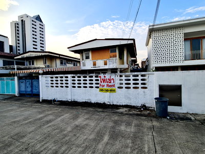 Houses for rent MRT Ramkhamhaeng University : Single house good Location for Rent, 60 sq.wa. (as is conditions), Seri 2 Village, Ramkhamhaeng 24. Suitable for residence, home office, WH