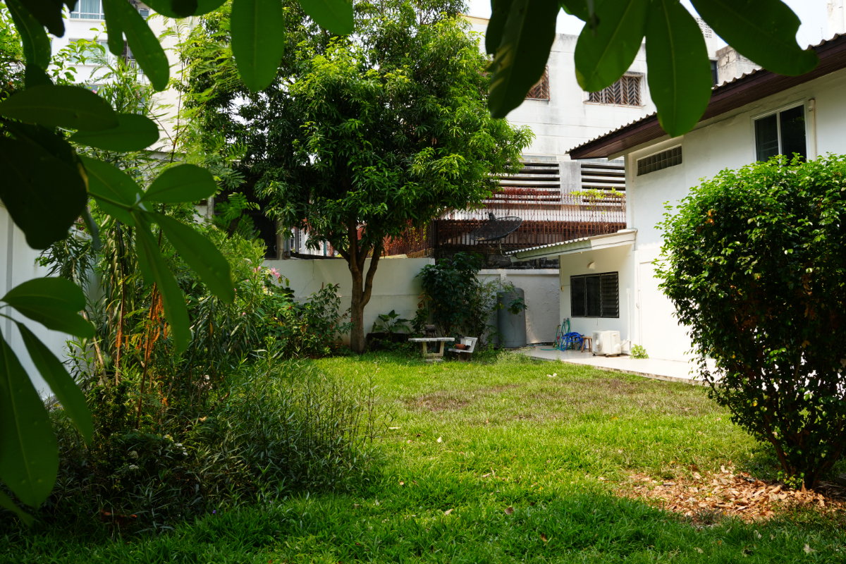 รูป For Rent Sukhumvit 22 -  3 ห้องนอน 3 ห้องน้ำ 1 ห้องว่าง พื้นที่นอกบ้านมีสวนขนาดใหญ่ - รูปที่ 10/11