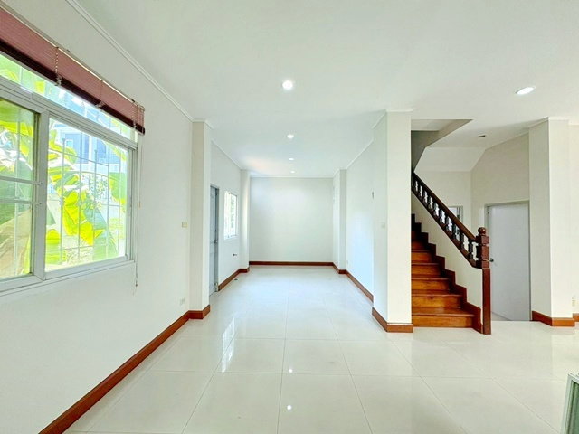 รูป โรงเรียนนานาชาติ RIS 2.8 กม. มิสทีน ใกล้ MRTราษฎร์พัฒนา 1.4กม. 3แอร์ บ้านเดี่ยว 2 ชั้น 3นอน รพ.รามคำแหง 2 1 กม. 2น้ำ 40 ตร.ว. 200 ตร.ม. - รูปที่ 2/8