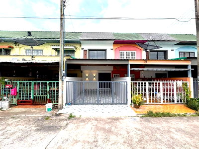 Townhouses for sale Kasetsart University Si Racha Campus : Two-story townhouse for sale in Ruean Kaew Village, Saha Group, Sriracha, Chonburi.