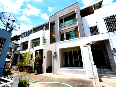 ทาวน์โฮม วิทยาลัยพณิชยการบางนา : ทาวน์โฮม 4.5 ชั้น สุขุมวิท101 รีโนเวทสวย