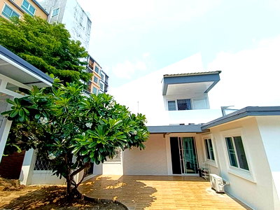 Houses for rent Chiang Mai : 6 bedroom house just walk distance to Maya and Nimman road