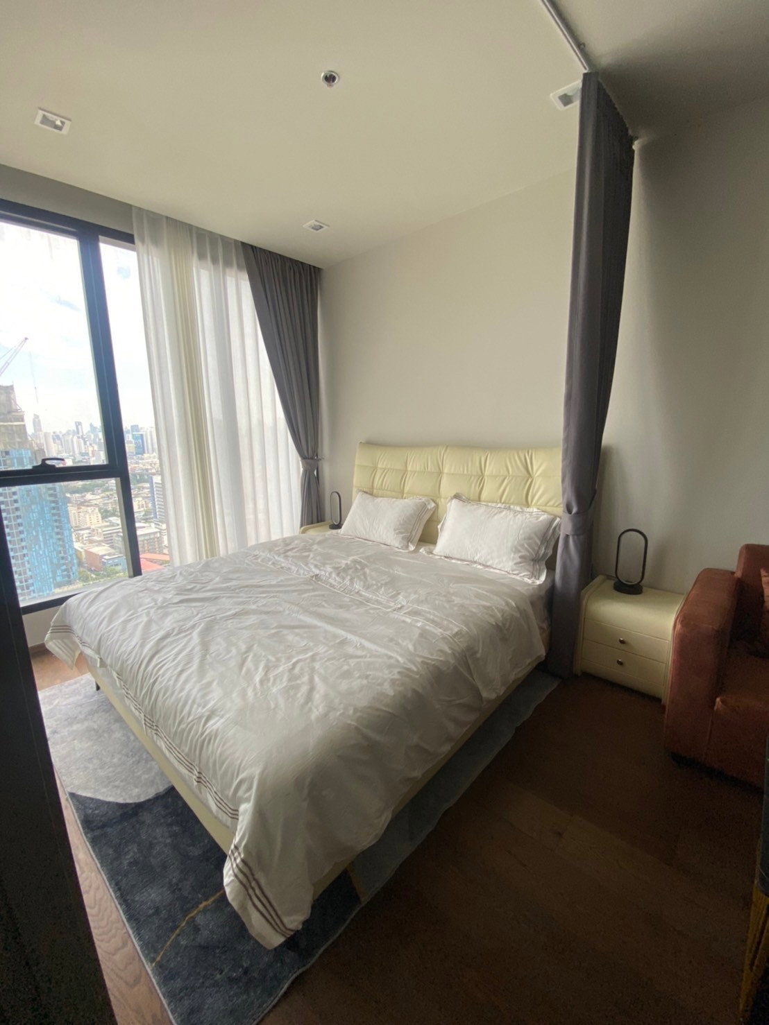 High floor 1 Bed unit for rent in Ideo Q Victory. 0 meter from BTS Victory and century the movie plaza. Great schools and hospitals surrounding.