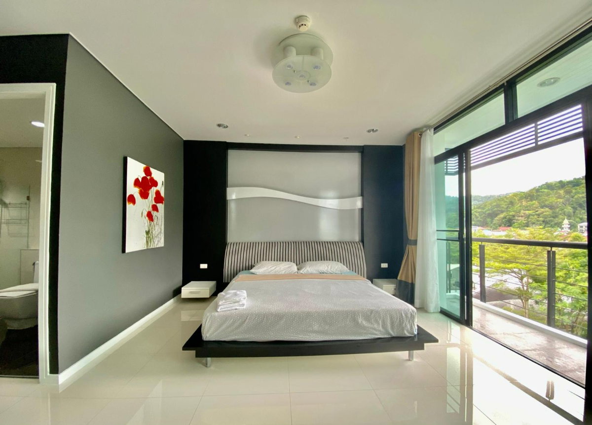 Massive 202 sqm. Foreign Freehold Condo at Kamala Regent